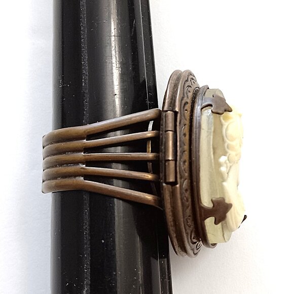 Vintage Jan Michaels Cameo Adjustable Locket Ring - Picture 2 of 6